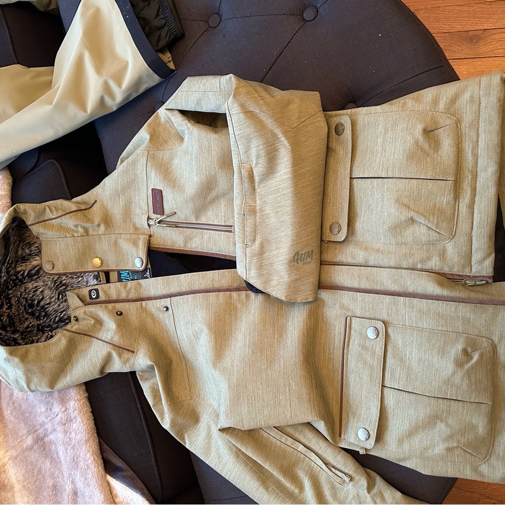 Ski/Snowboarding suit. Rip Curl only worn twice. Excellent condition.